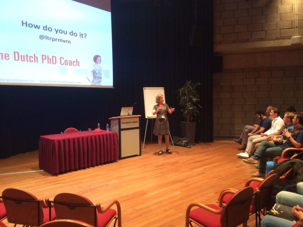 Arjenne tijdens een key note over succesvol promoveren
