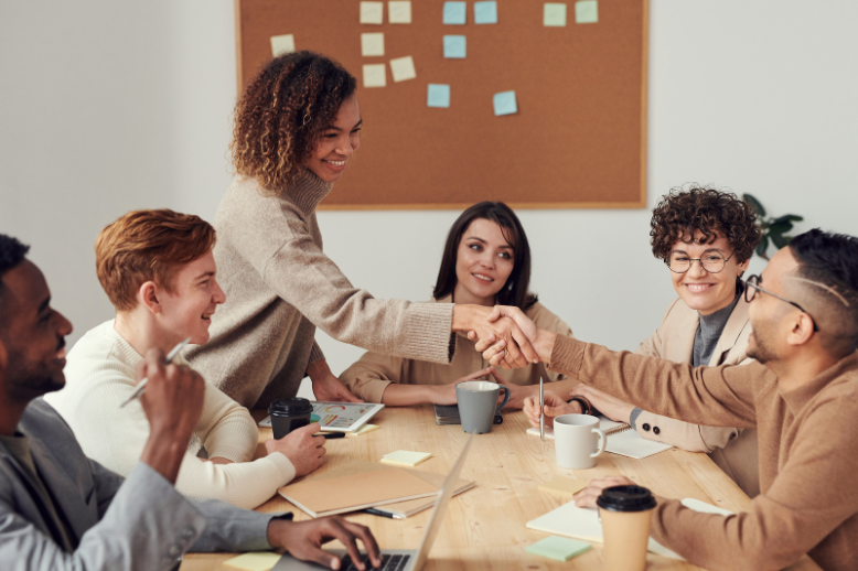 maak verbinding met andere phd's, zorg voor goede relaties binnen en buiten de wetenschap